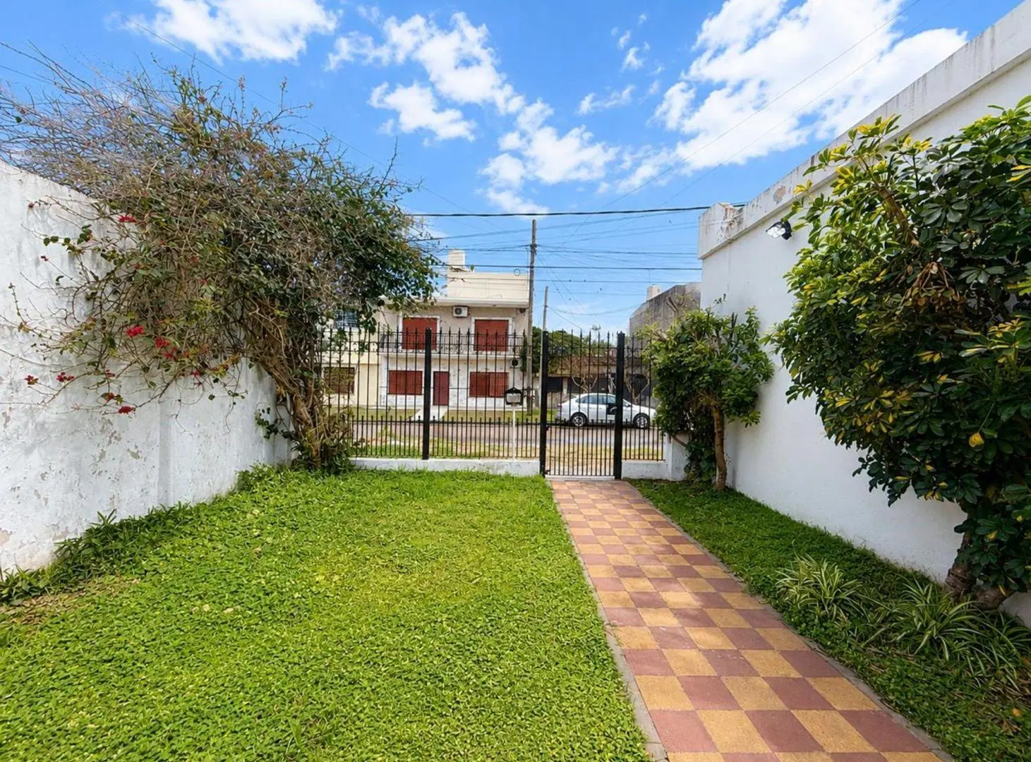 CASA DE 3 AMB C/LOCAL AL FRENTE Y AMPLIO PATIO 3