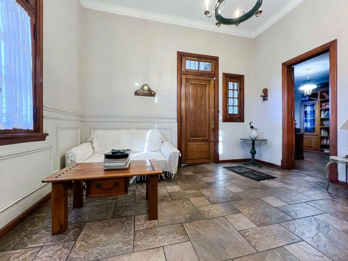 CASA INGLESA EN LOMAS DE ZAMORA C/PILETA 5