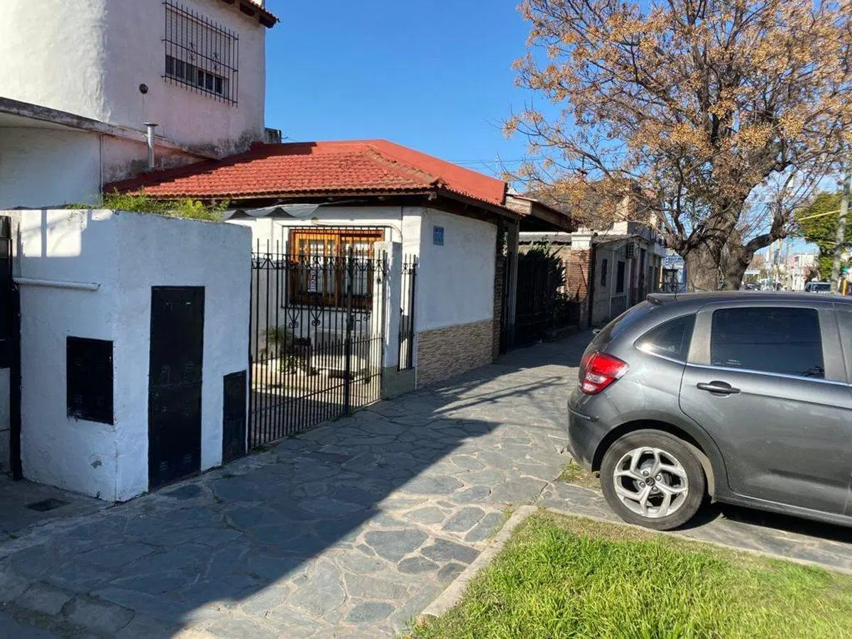 PH EN LANUS   C/ PATIO Y  TERRA  . EXC UBICACION 3