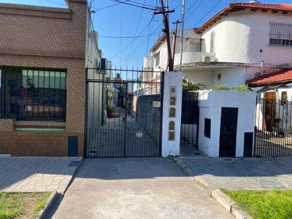 PH EN LANUS   C/ PATIO Y  TERRA  . EXC UBICACION 4