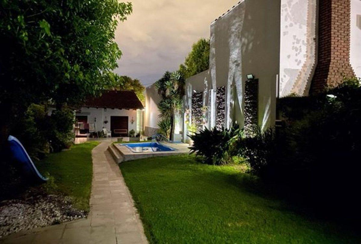 Foto de VENTA CASA EN LOMAS DE ZAMORA CON PARQUE Y QUINCHO, imagen 1