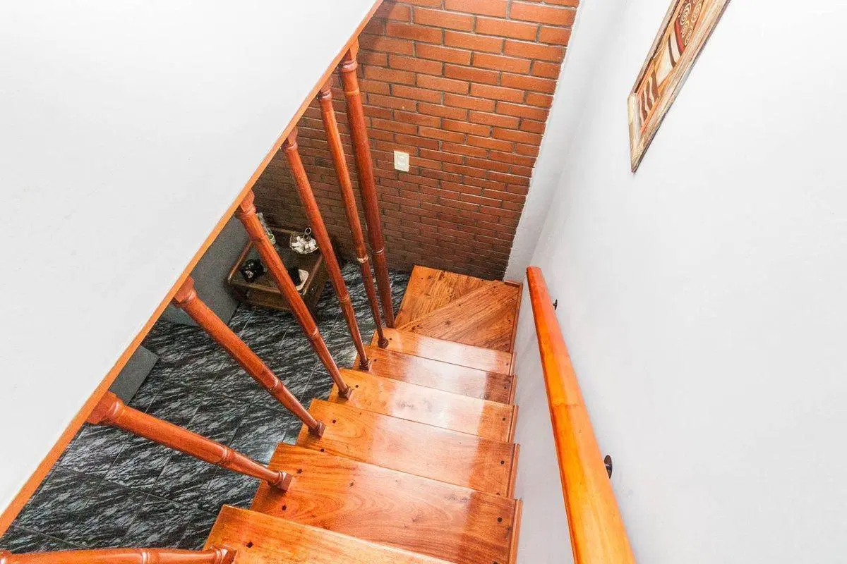 CASA PARA 2 FAMILIAS CON 2 COCHERAS Y JARDIN 4