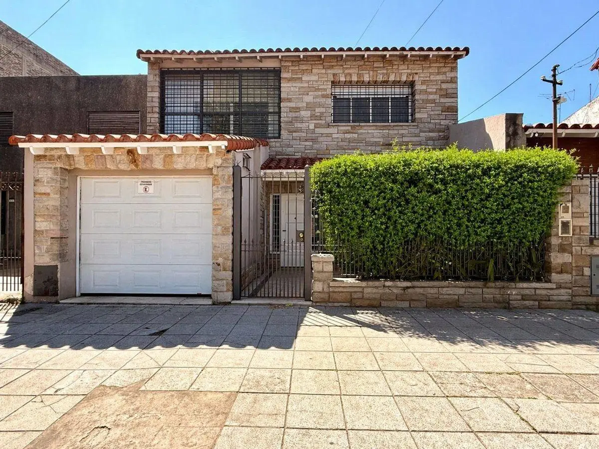 HERMOZO CHALET 5 AMB C/PARQUE Y GARAGE 5