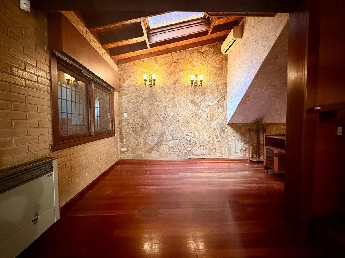 HERMOSA CASA 7 AMB C/COCHERA PATIO Y PILETA 4