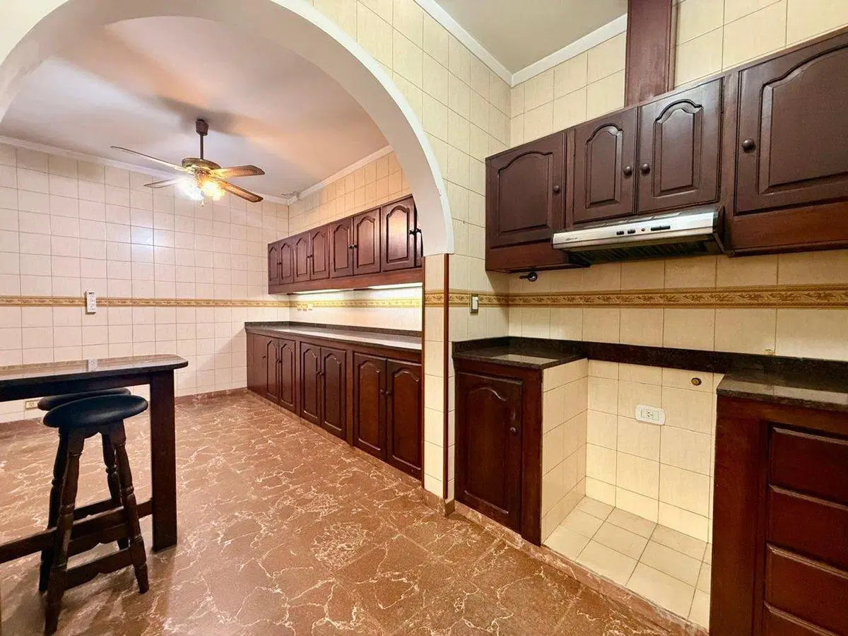 HERMOSA CASA 7 AMB C/COCHERA PATIO Y PILETA 8
