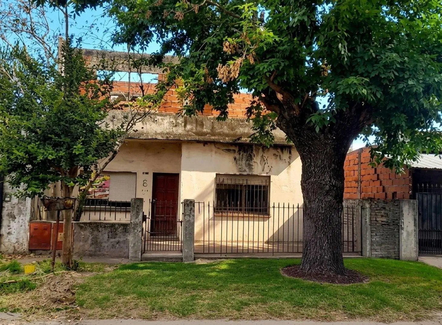 VENTA Casa 3 Amb. Solida a refaccionar - Bosques. 4