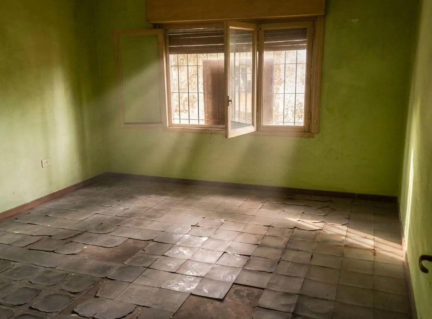 VENTA Casa 3 Amb. Solida a refaccionar - Bosques. 3