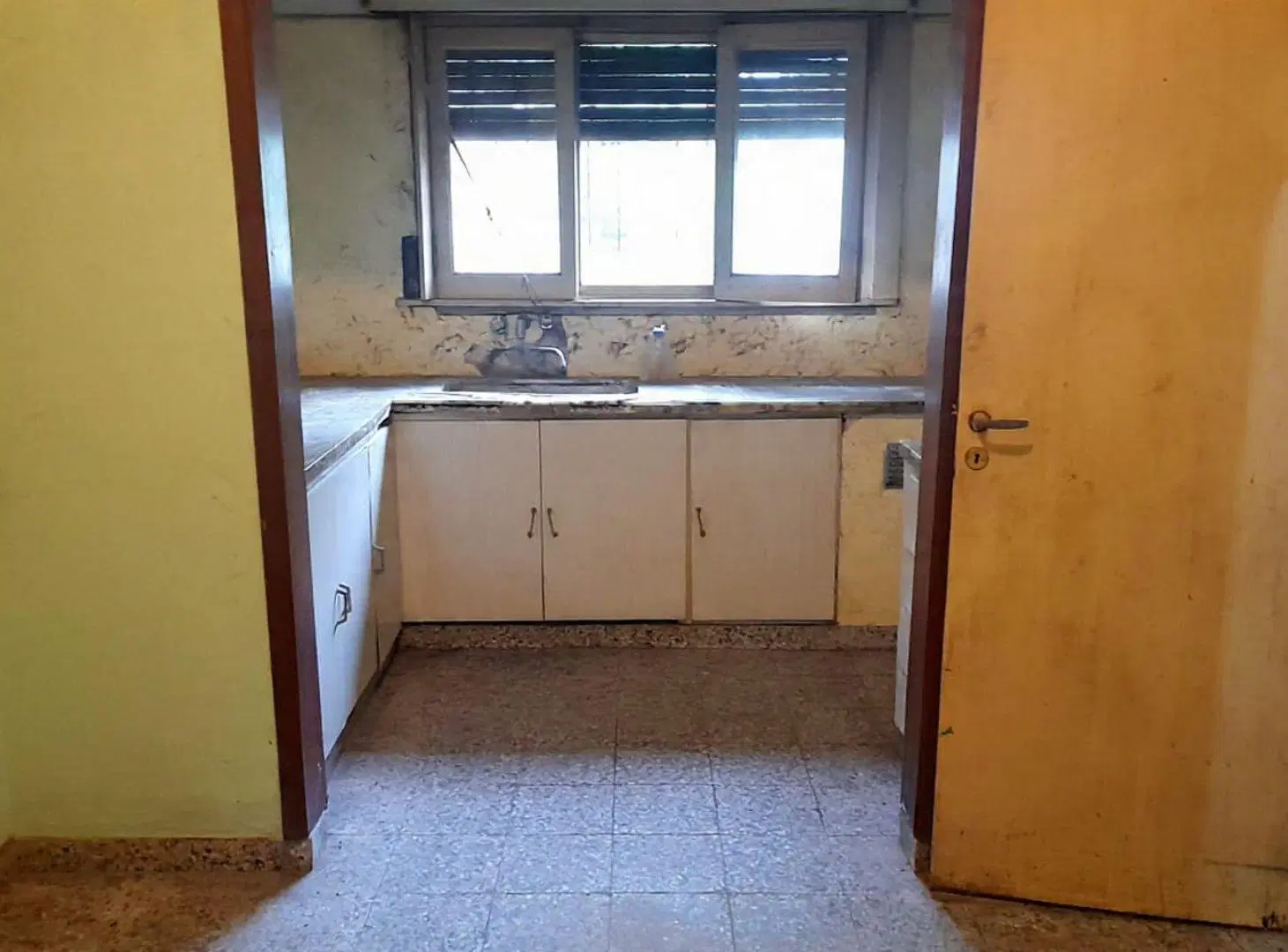 VENTA Casa 3 Amb. Solida a refaccionar - Bosques. 2