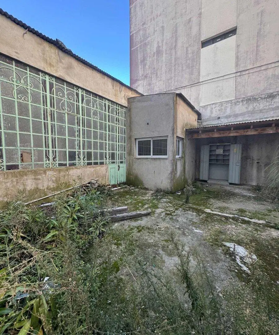 ALQUILER DEPOSITO SOBRE AVENIDA LANUS OESTE 3
