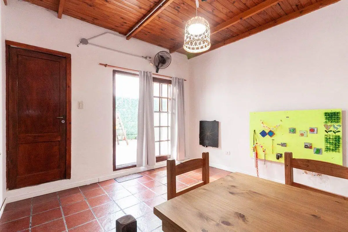 Casa 5 amb con garage, salon educativo, depto 2amb 8