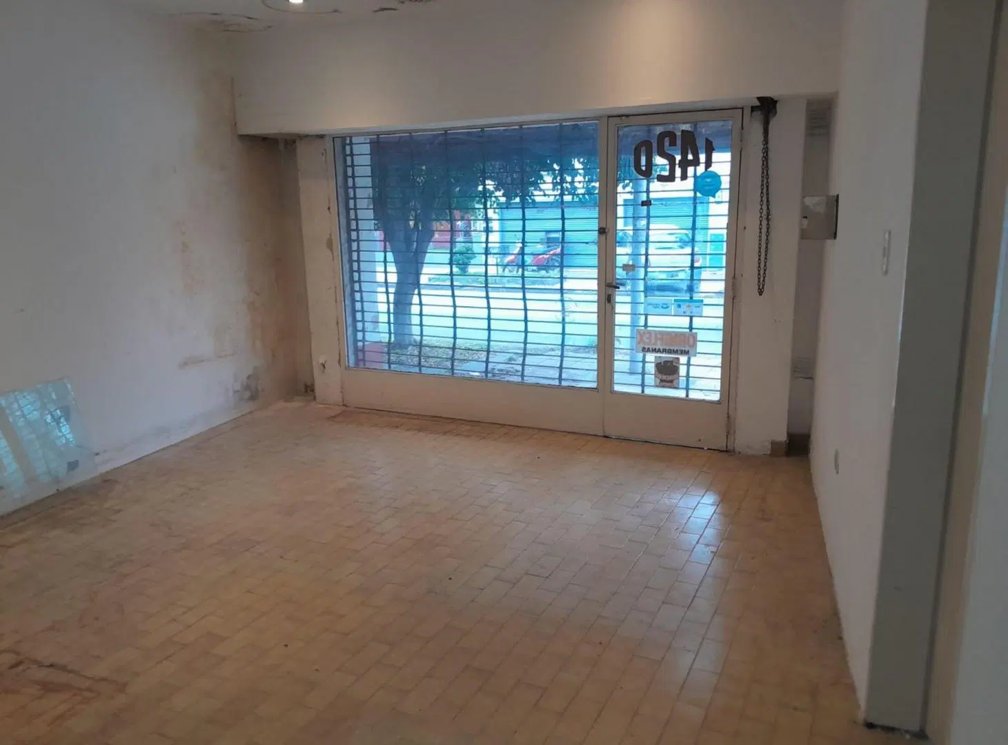 Locales comerciales y depósito en Av. Viamonte 3