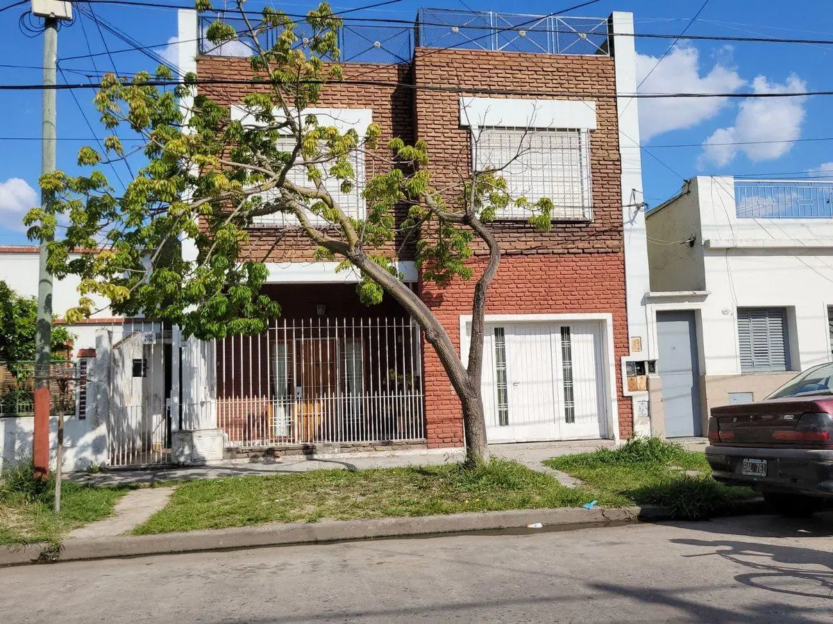 VENTA PH 4 AMBIENTES AL FRENTE CON PATIO LANUS 2