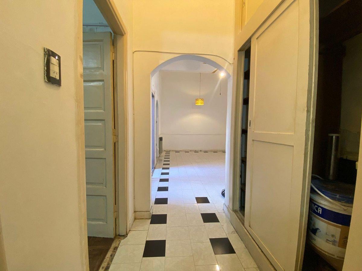 Foto de VENTA Depto 2 Amb con Patio Av. H. Yrigoyen, imagen 2