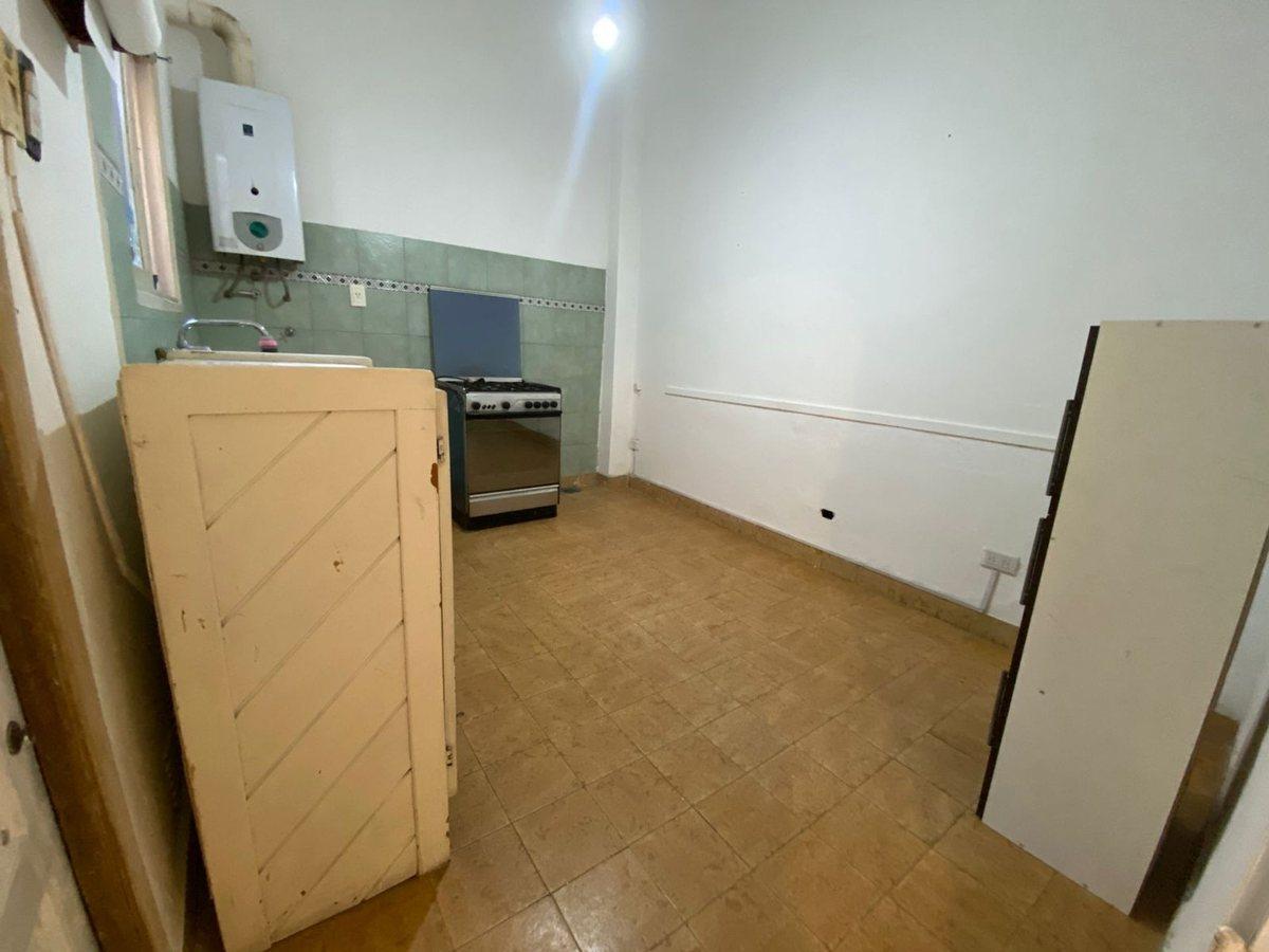 Foto de VENTA Depto 2 Amb con Patio Av. H. Yrigoyen, imagen 4