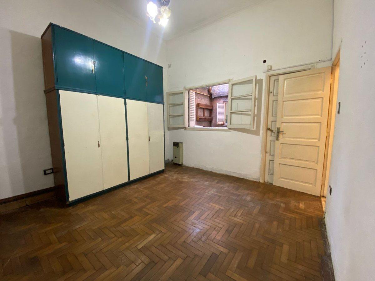 Foto de VENTA Depto 2 Amb con Patio Av. H. Yrigoyen, imagen 3
