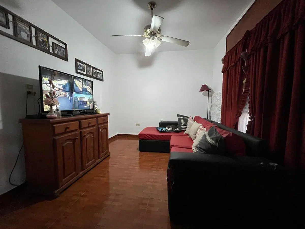 CASA EN VENTA DE 4 AMB. BANFIELD EXCELENTE ESTADO 4