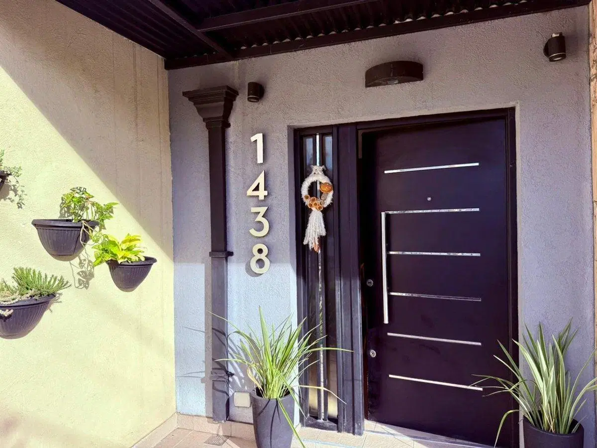 Venta casa 3 ambs. Piscina. Fondo libre. Cochera 3