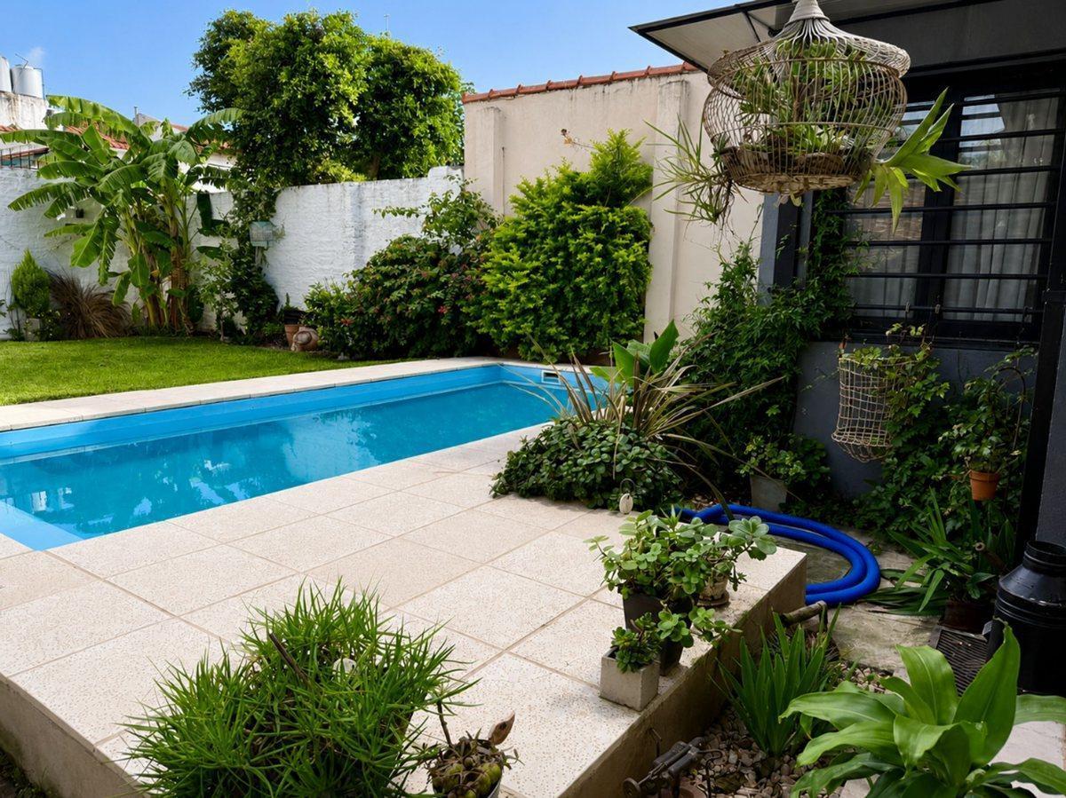 Foto de Venta casa 3 ambs. Piscina. Fondo libre. Cochera, imagen 1