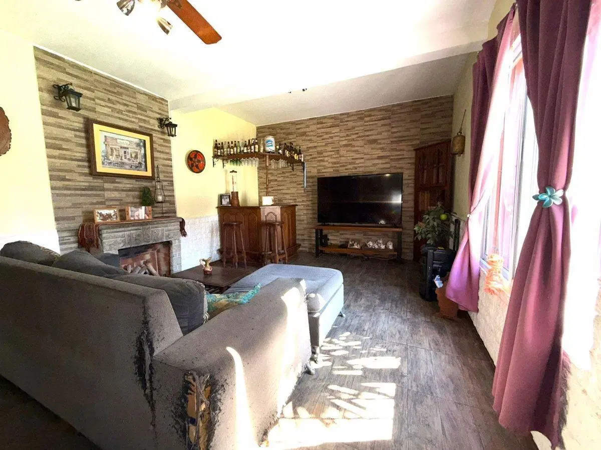 VENTA CASA-3 AMBTS.C/PQUE, PILETA, QUINCHO COCHERA 2