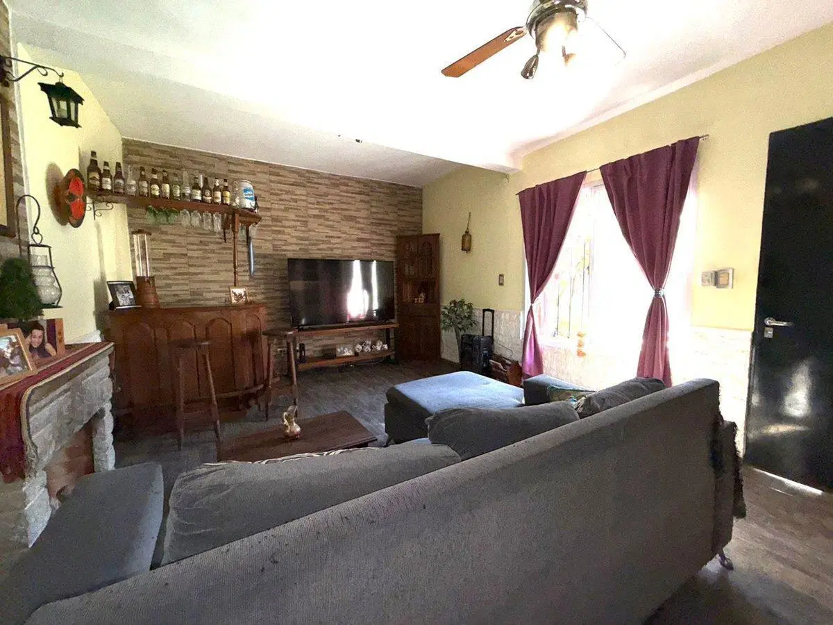 VENTA CASA-3 AMBTS.C/PQUE, PILETA, QUINCHO COCHERA 5