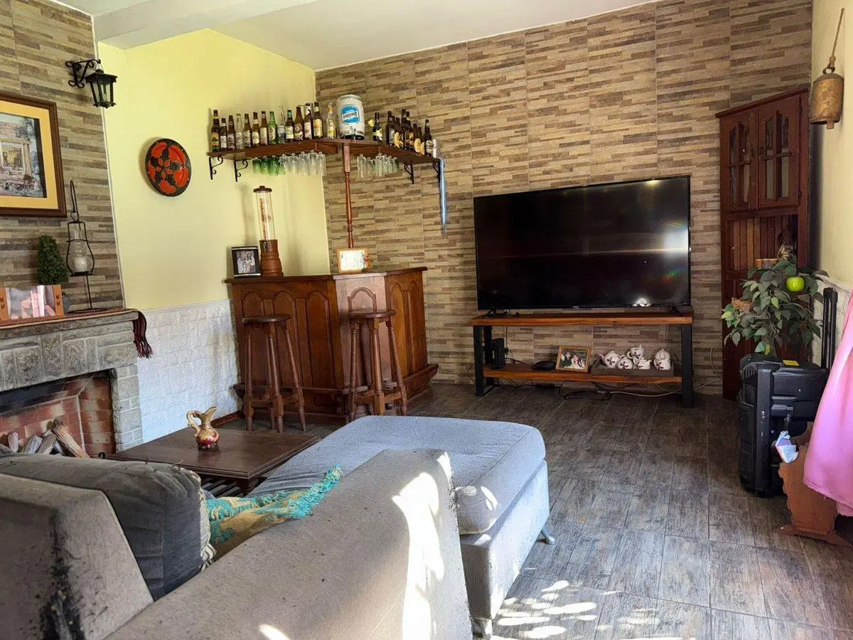 VENTA CASA-3 AMBTS.C/PQUE, PILETA, QUINCHO COCHERA 3