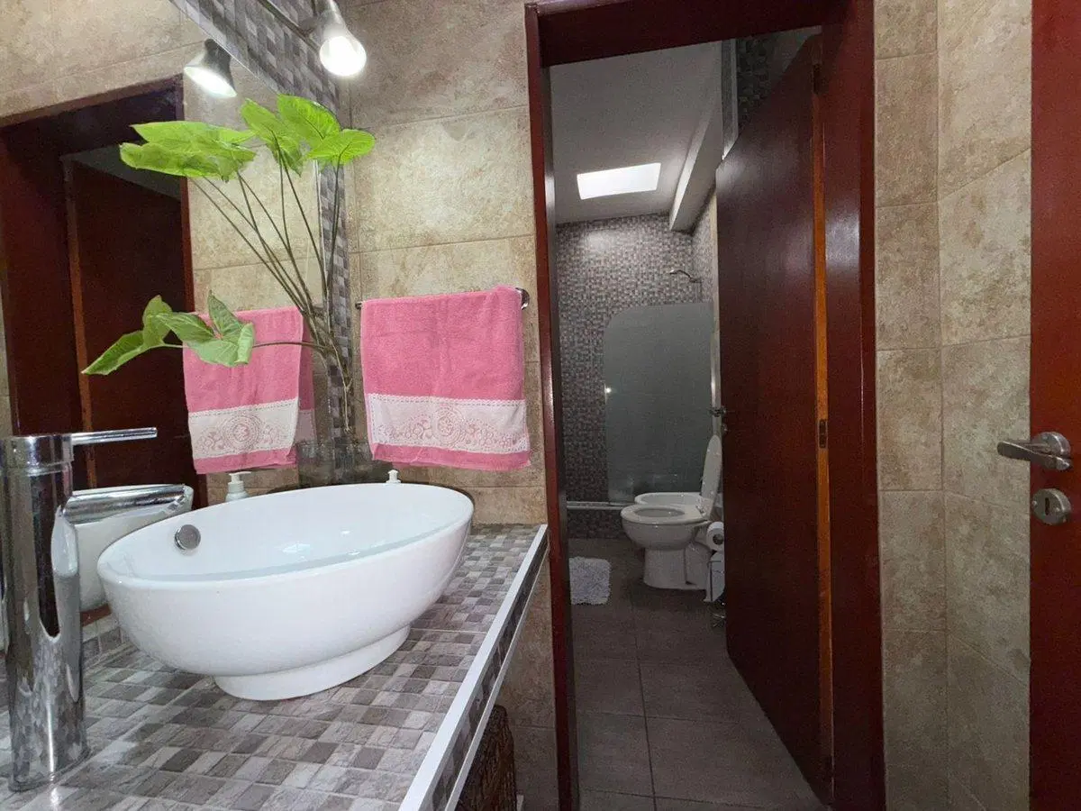 VENTA CASA-3 AMBTS.C/PQUE, PILETA, QUINCHO COCHERA 4