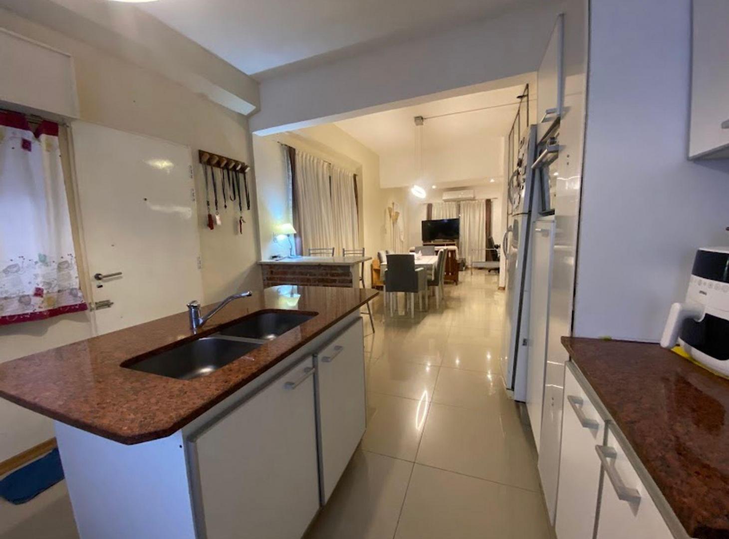 Foto de Oportunidad Multifamiliar: Casa, depto y galpon, imagen 2