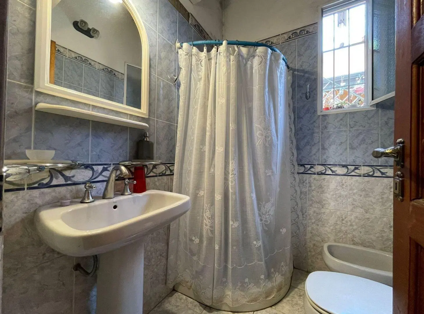 CASA EN VENTA-5 AMBT.C/TERRAZA -QUINCHO-AVELLANEDA 3