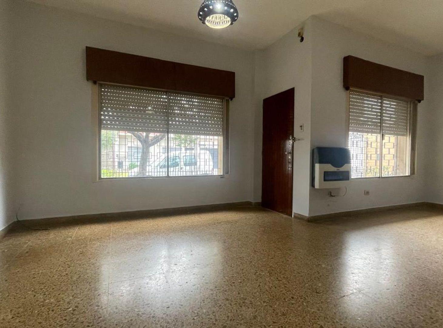 Foto de Casa de 4 Ambientes con cochera y patio- Alquiler, imagen 3