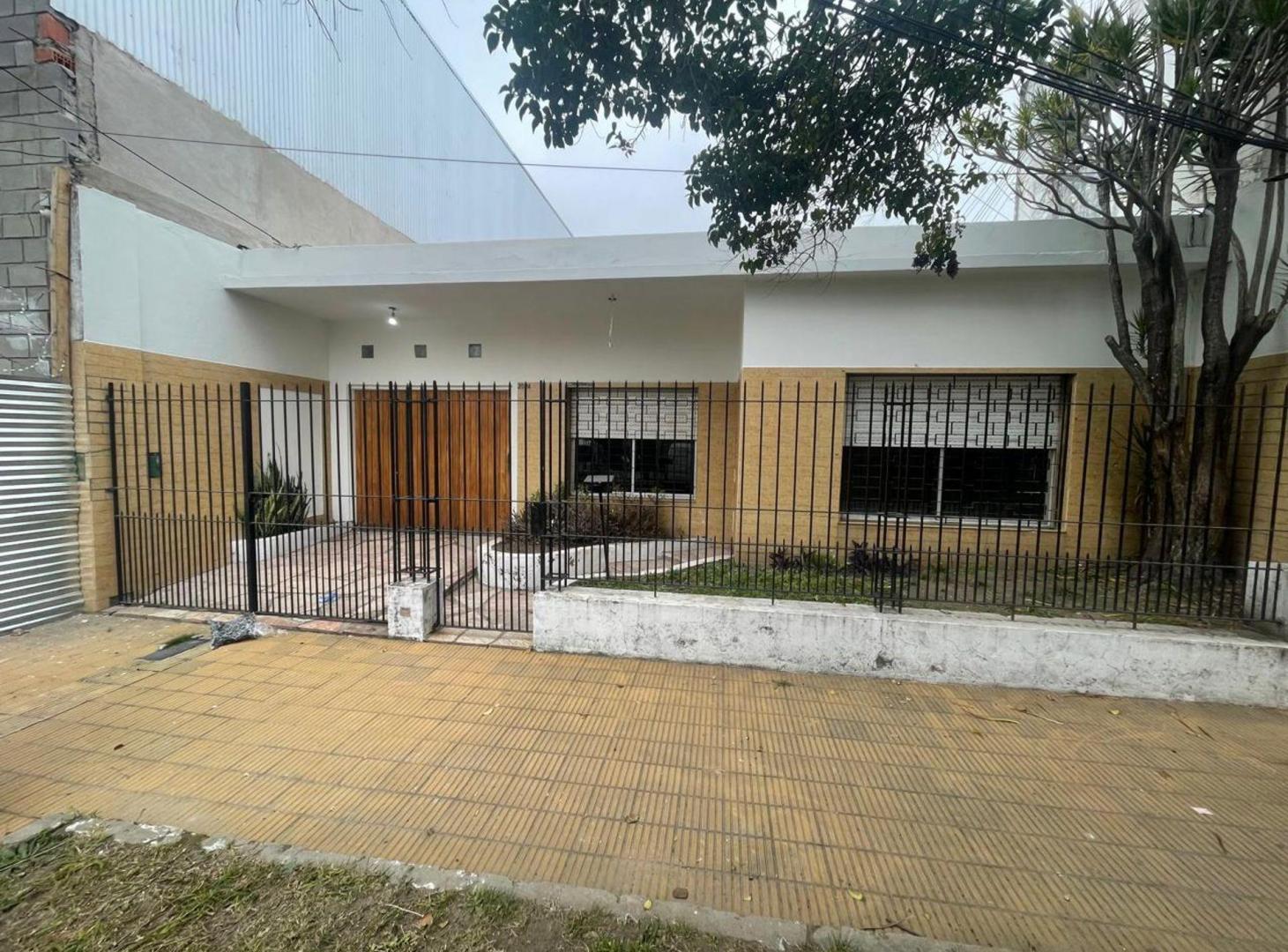 Foto de Casa de 4 Ambientes con cochera y patio- Alquiler, imagen 1