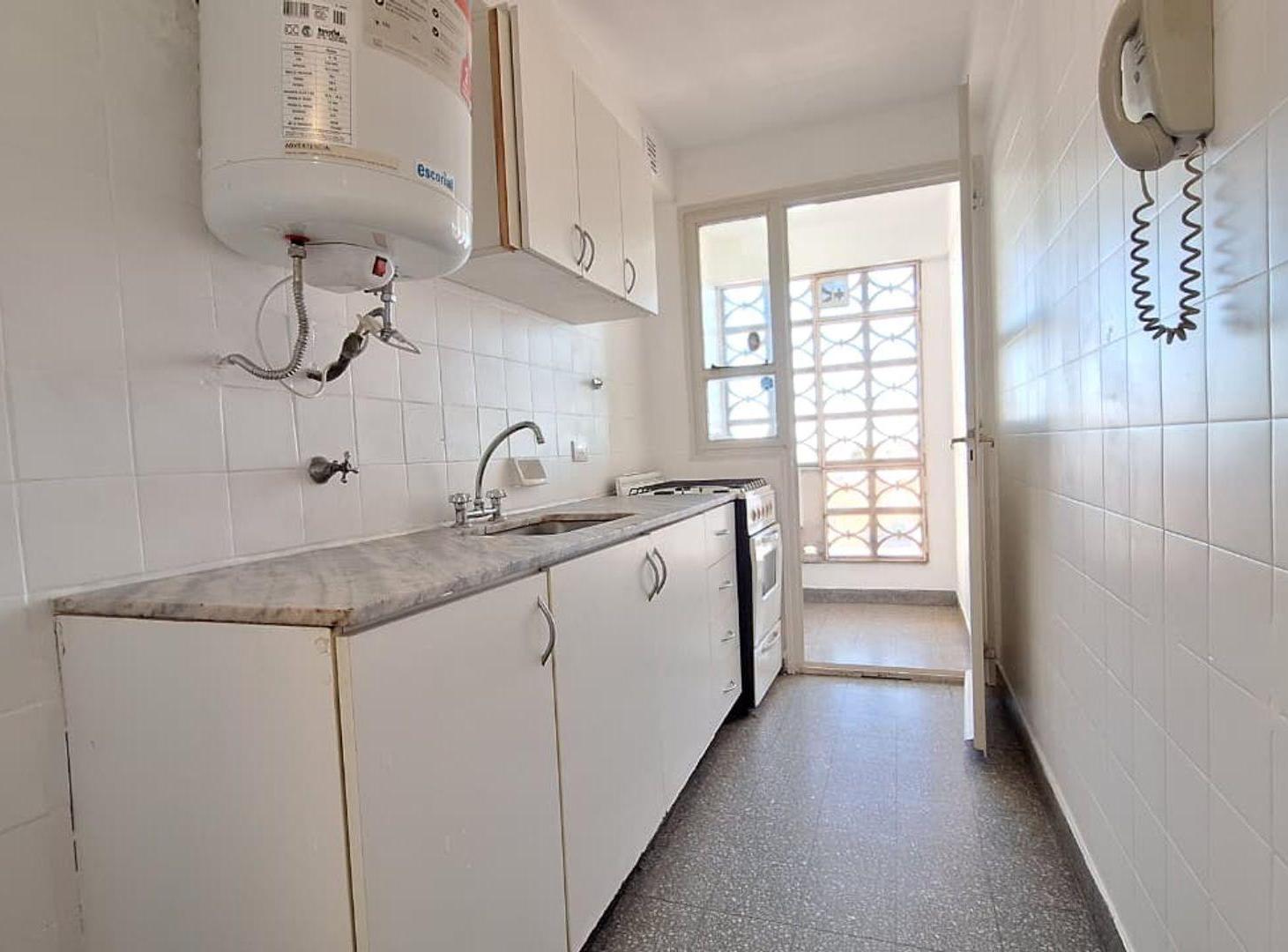 Foto de VENTA DPTO 2 AMB sobre AV H. YRIGOYEN APTO CREDITO, imagen 3