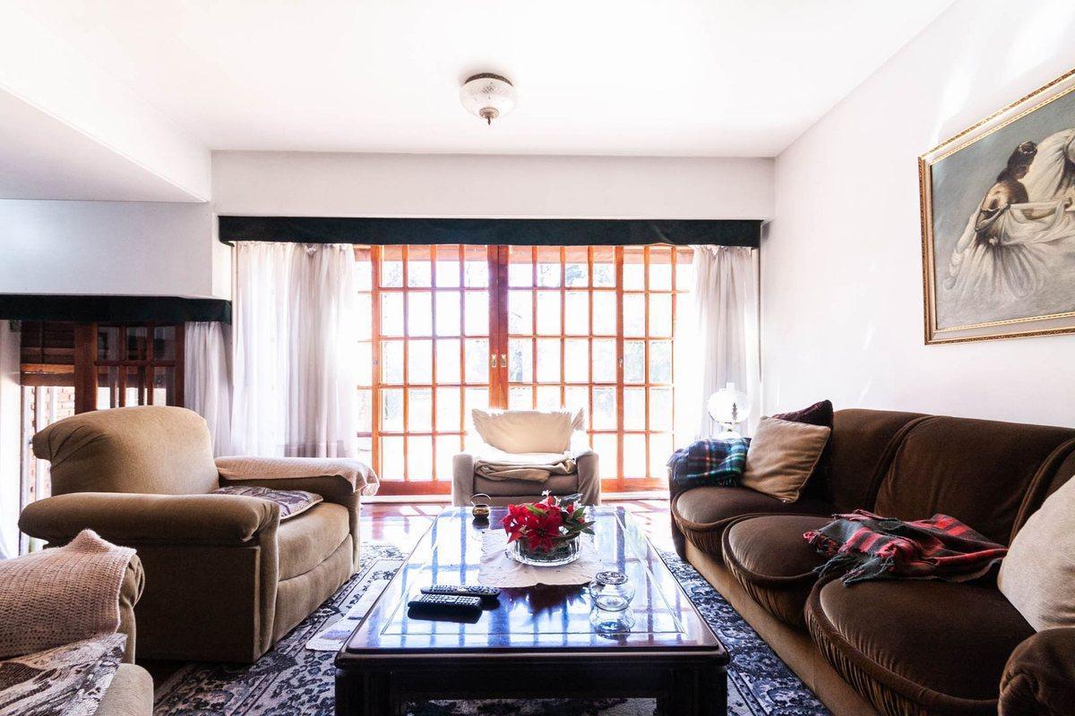 Foto de HERMOSA CASA 5 AMBIENTES lote 13,50 x 56 mts, imagen 3