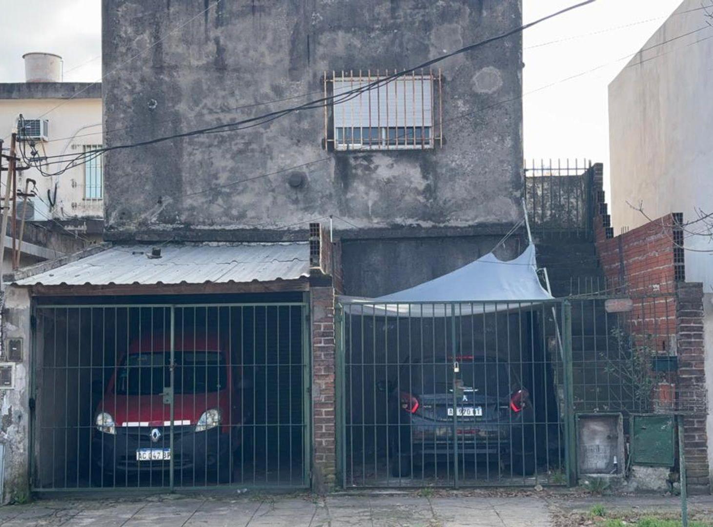 LOTE DE 8.66 X 34,64 CON COCHERAS Y 2 UNIDADES