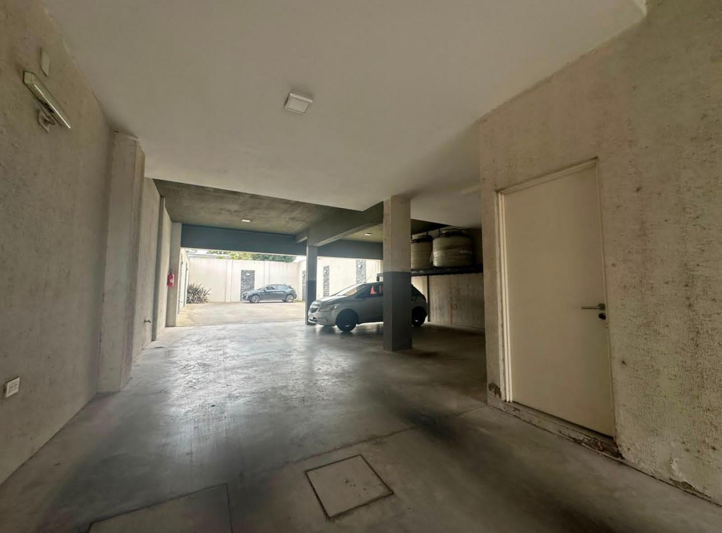 Foto de COCHERA TECHADA A LA VENTA LANUS OESTE, imagen 4