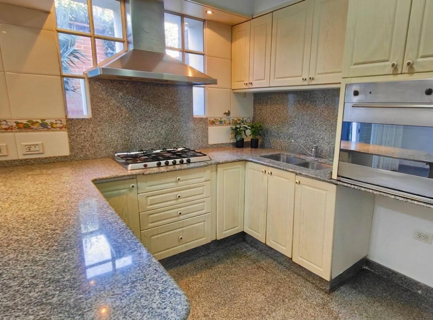 Foto de VENTA HERMOSA CASA DE 4 AMB LANUS, imagen 2