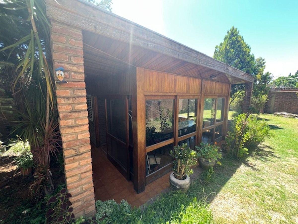 Foto de VENTA CHALET DE CATEGORIA 5 AMB. QUINCHO Y FONDO, imagen 3