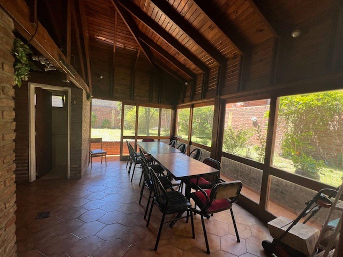Foto de VENTA CHALET DE CATEGORIA 5 AMB. QUINCHO Y FONDO, imagen 1