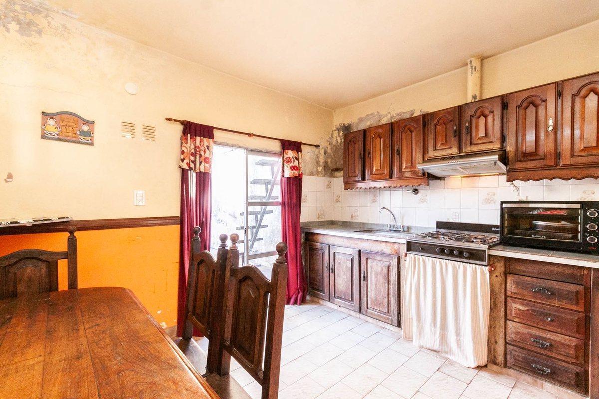 Foto de VENTA CASA 4 AMB C/JARDIN,PATIO Y COCHERA-GUILLÓN, imagen 4