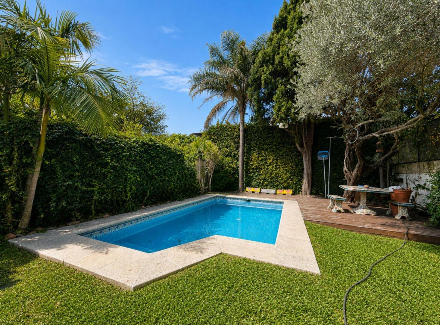 Foto de CHALET 5 AMB C/JARDÍN, PISCINA QUINCHO Y COCHERA, imagen 2