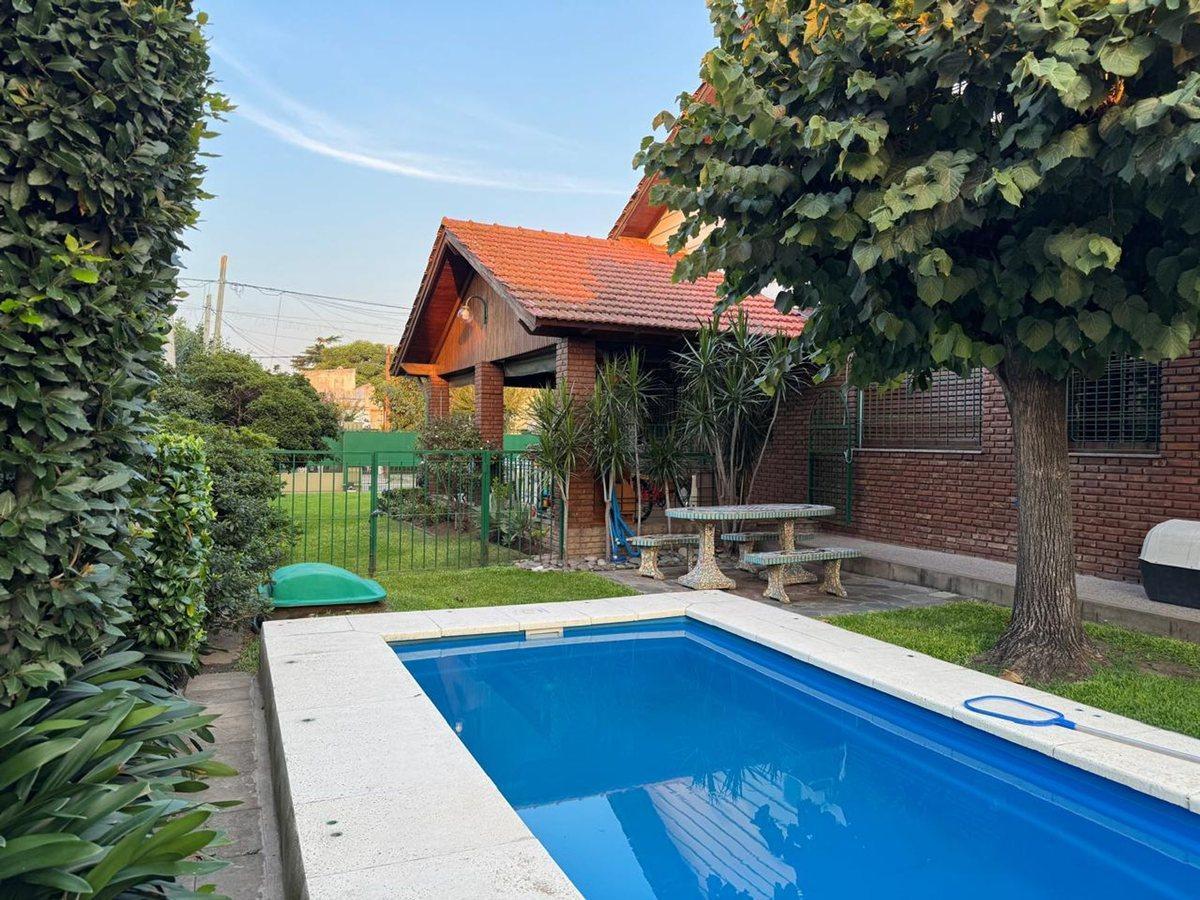 Foto de CASA DE 4 AMB EN DOBLE LOTE + DPTO 3 AMBIENTES, imagen 5