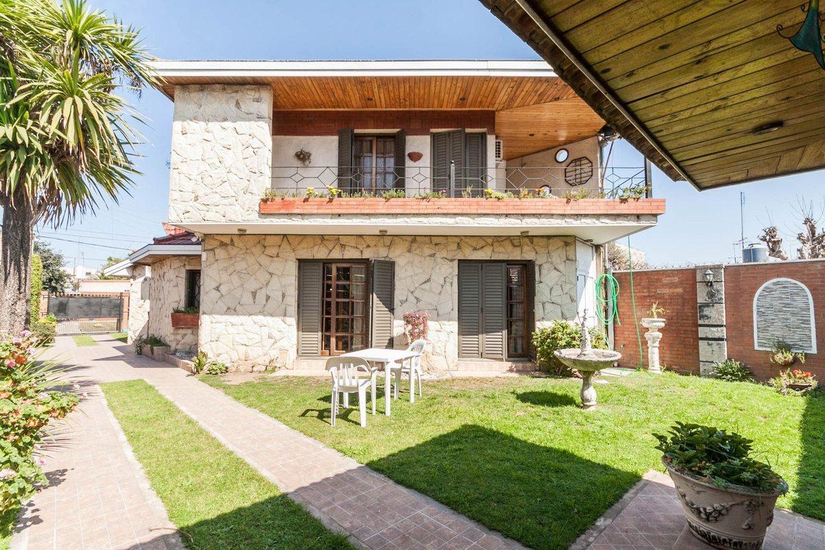 Casa 4 ambs. c/cochera. Parque y quincho.