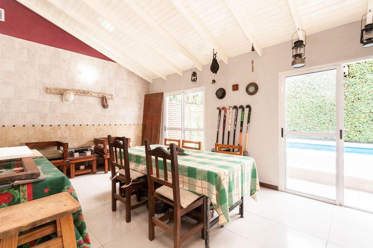 Foto de HERMOSO CHALET DE 4 AMB C/ QUINCHO Y PILETA., imagen 5