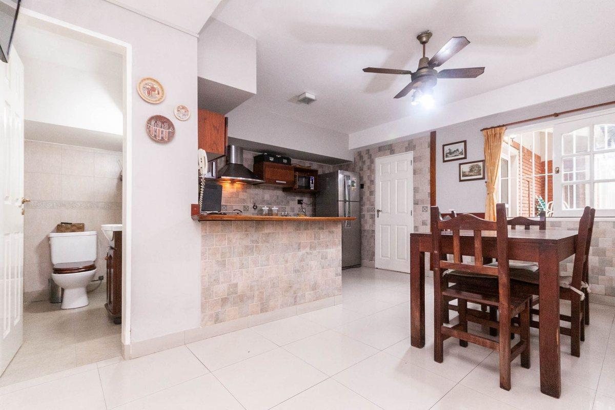 Foto de HERMOSO CHALET DE 4 AMB C/ QUINCHO Y PILETA., imagen 4