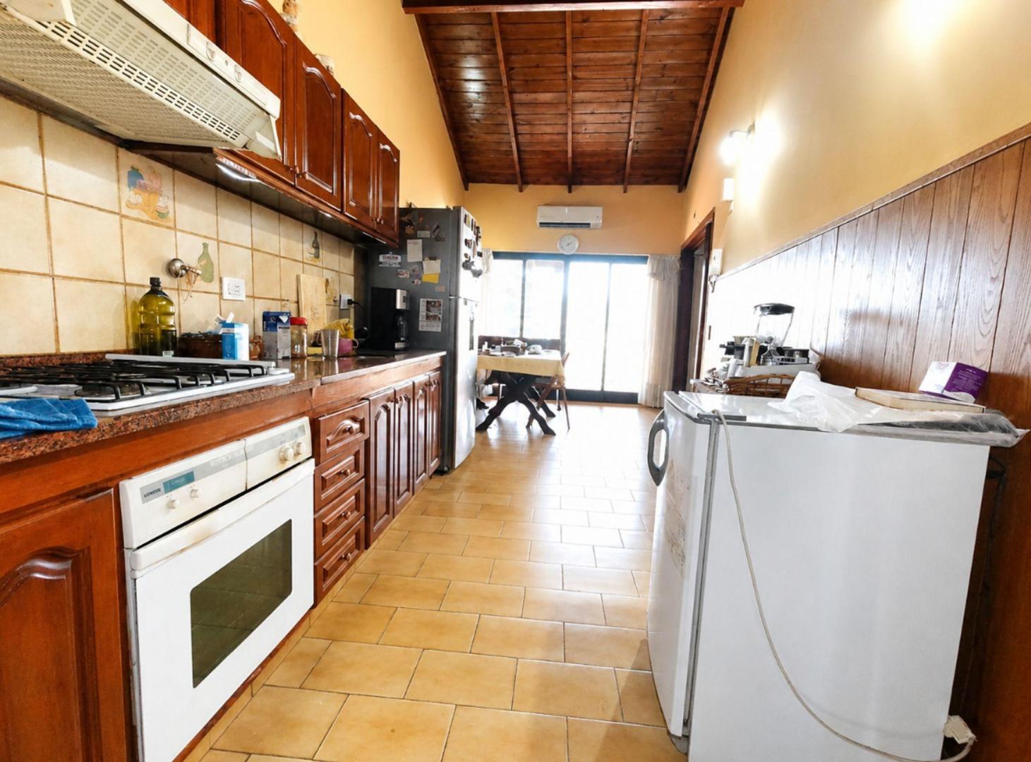 Foto de CASA 6 AMB,IDEAL 2 FAMILIAS C/QUINCHO/TERRAZ-LANUS, imagen 3