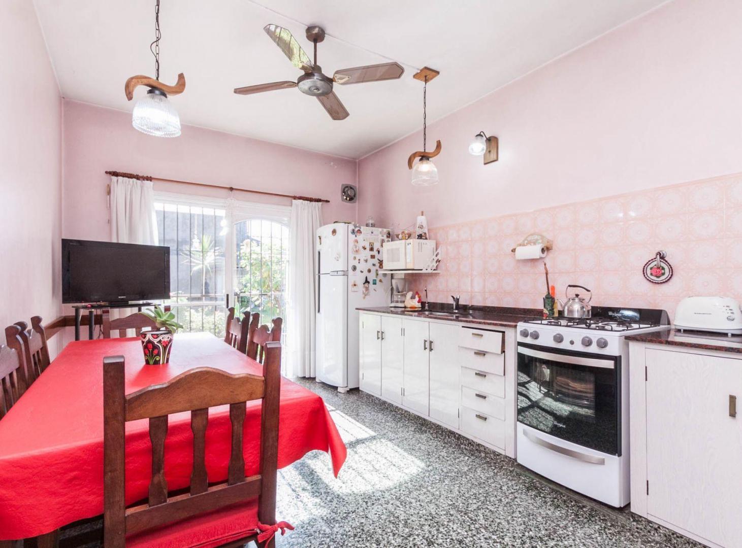 Foto de VENTA CASA 3 AMB. JARDIN Y LOCAL SAN FCO. SOLANO, imagen 2