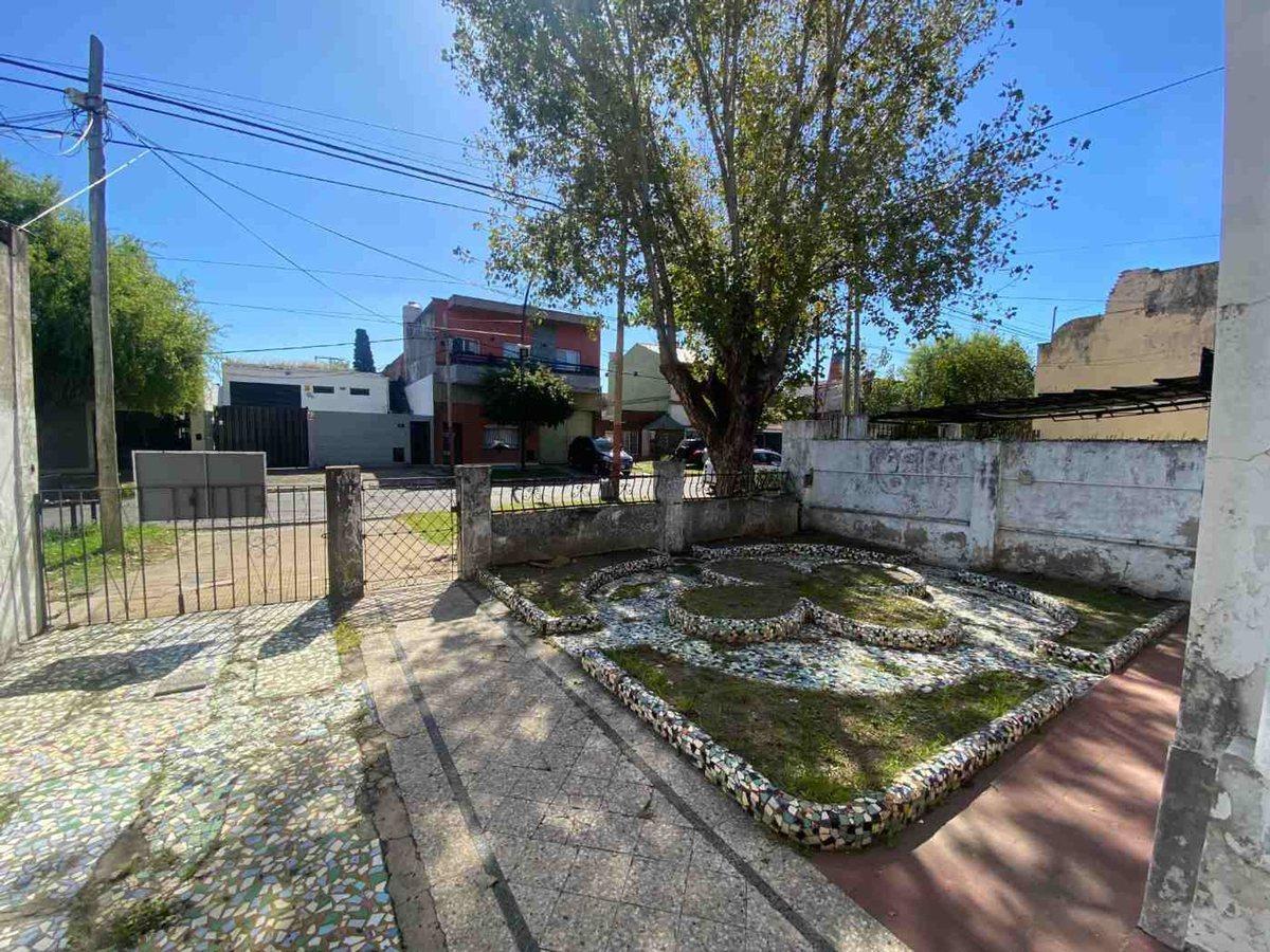 Foto de CASA 5 AMB C/GRAN JARDÍN Y PILETA "A REFACCIONAR", imagen 3