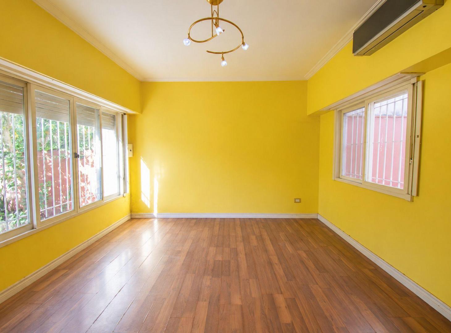 Foto de Hermoso chalet de 3 ambientes con quincho y parque, imagen 2