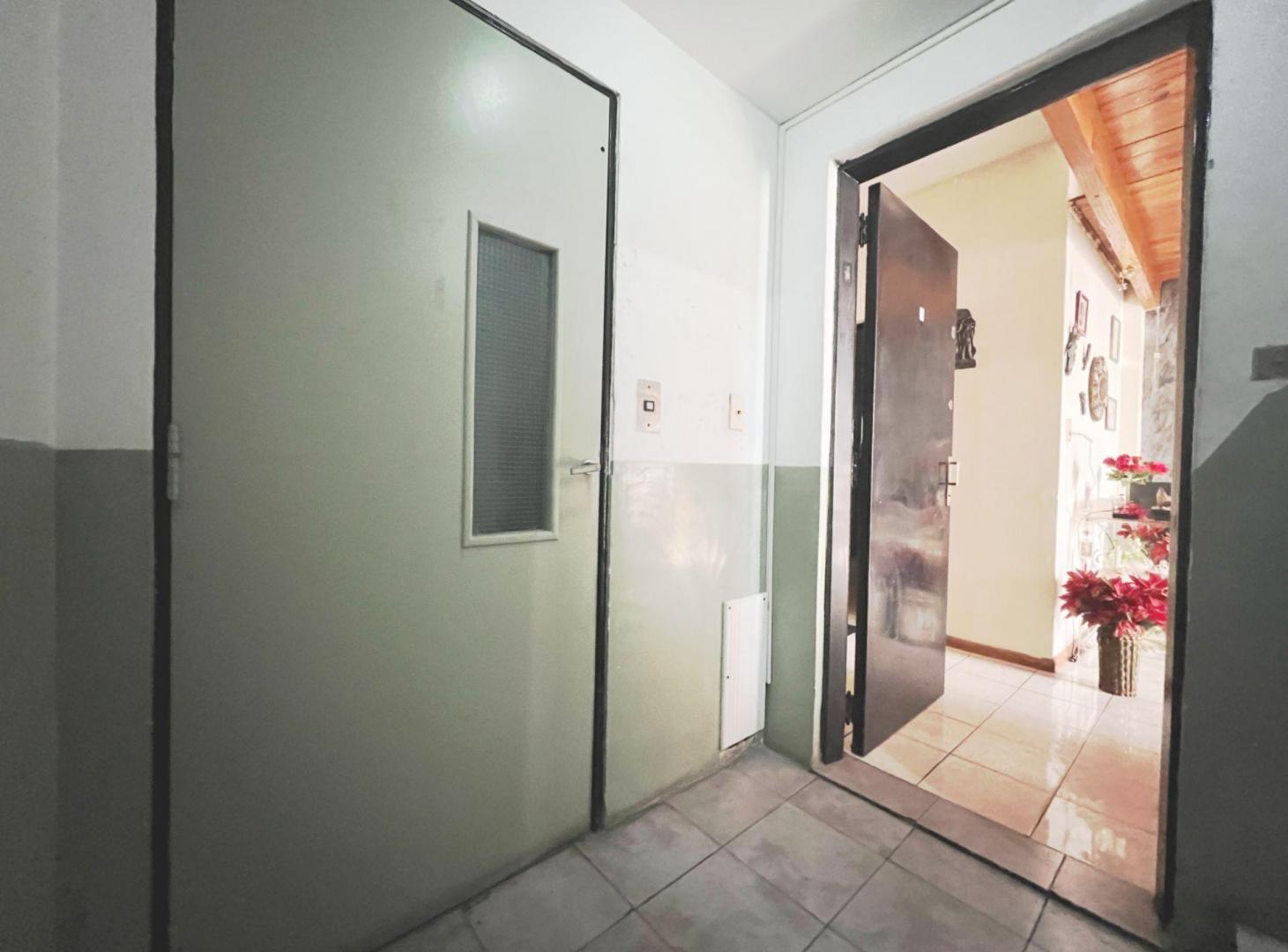 Foto de VENTA DEPARTAMENTO 4 AMB. DE 110 M2 LANUS ESTE., imagen 3