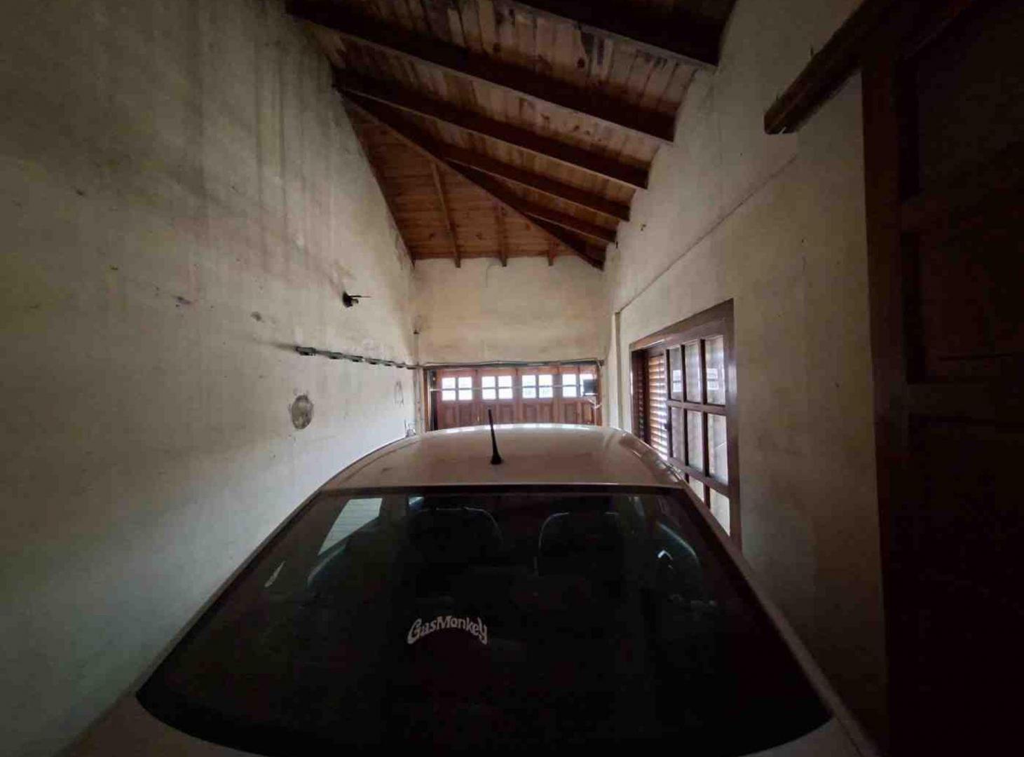 Foto de Casa tipo chalet con garaje, quincho y patio., imagen 1