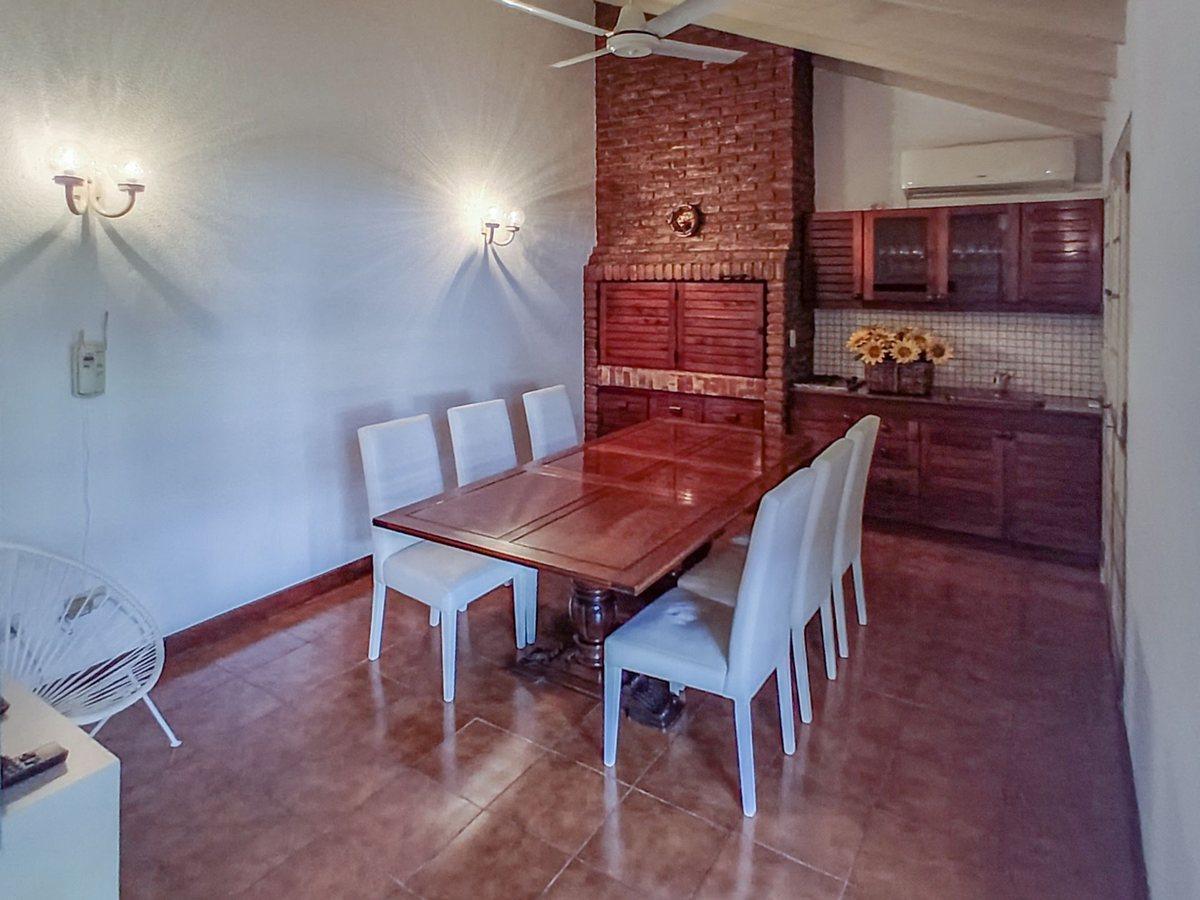 Foto de EXCELENTE CHALET, LOTE 20X25, BARRIO PARQUE BERNAL, imagen 5
